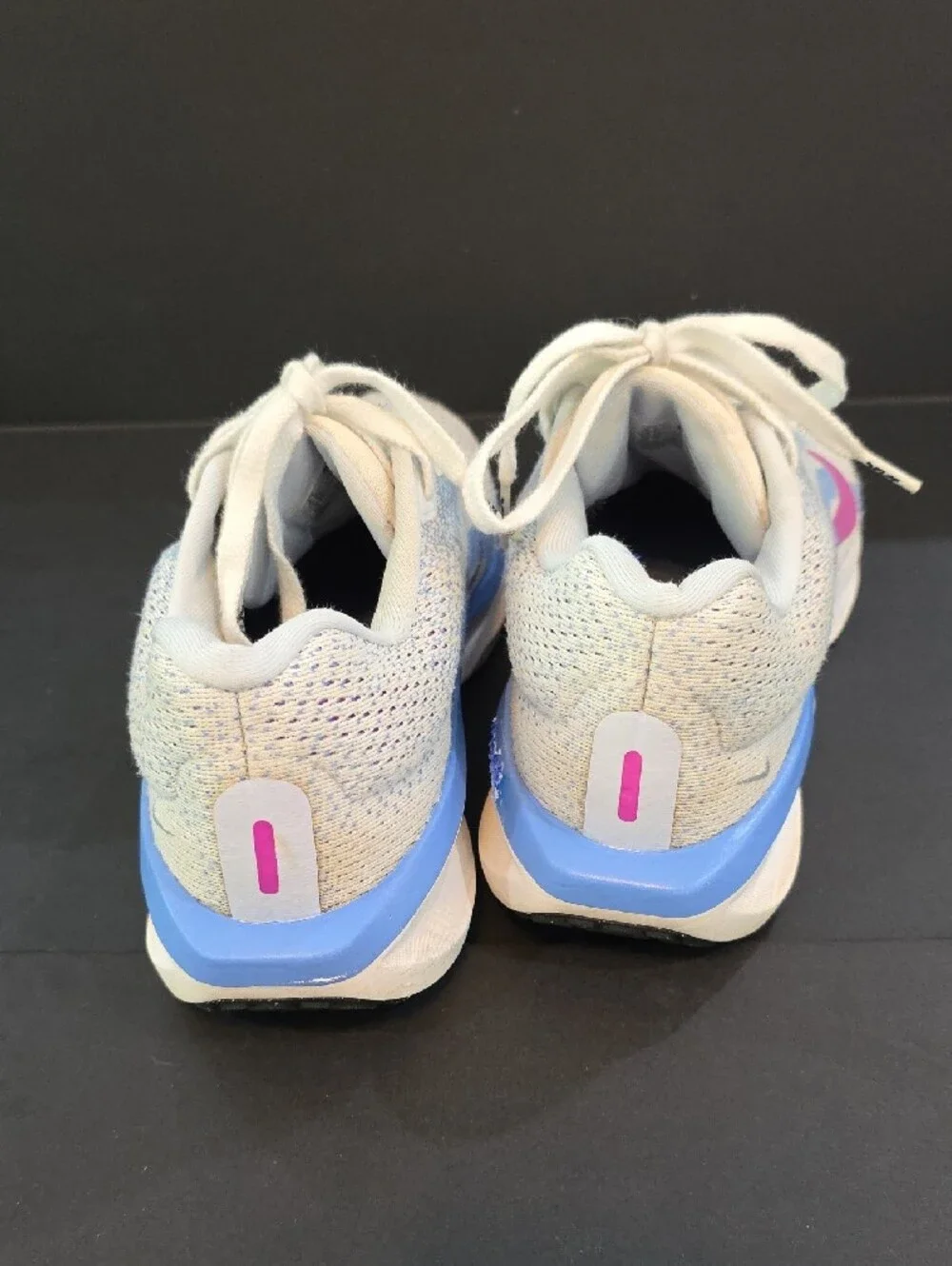 Nike Winflo 11 Women's Sneakers - Cream with Blue & Pink Accents Size 8.5